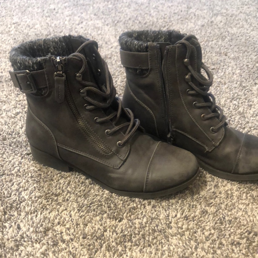 Wmns Grey Winter Boots -Sz 6 - good condition smoke free home